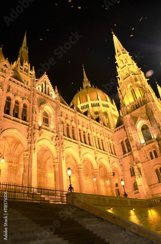 Tours  escalier et d  me du du Parlement illumin  s  Budapest nuit