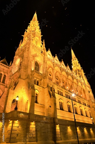 Tours, coursives et façade du Parlement illuminées, Budapest nuit photo