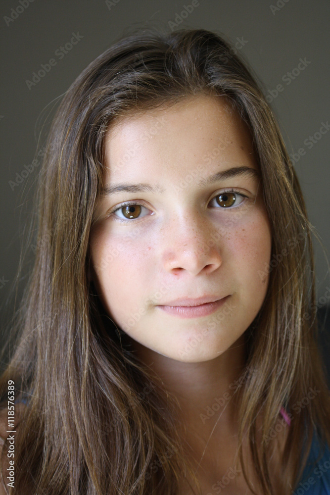 RITRATTO DI GIOVANE RAGAZZA RITRATTO DI GIOVANE RAGAZZA