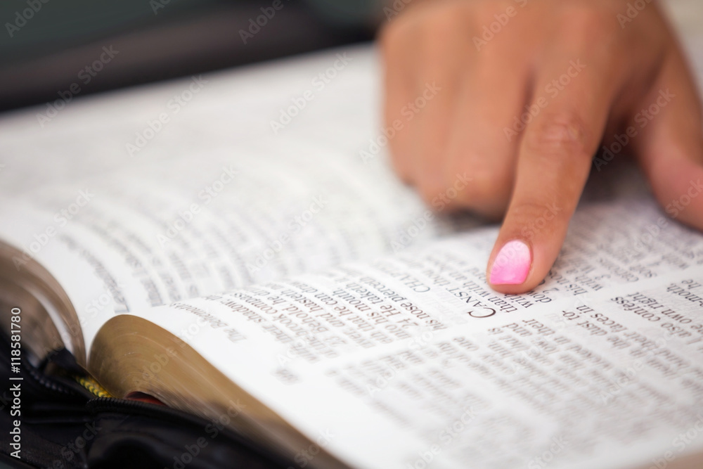 Obraz premium Close-up of Reading the Holy Bible