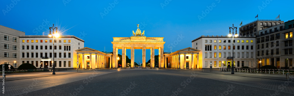 Obraz premium Pariser Platz z Bramą Brandenburską nocą, Berlin, Niemcy