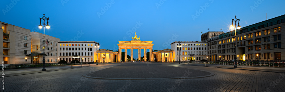 Fototapeta premium Pariser Platz z Bramą Brandenburską nocą, Berlin, Niemcy