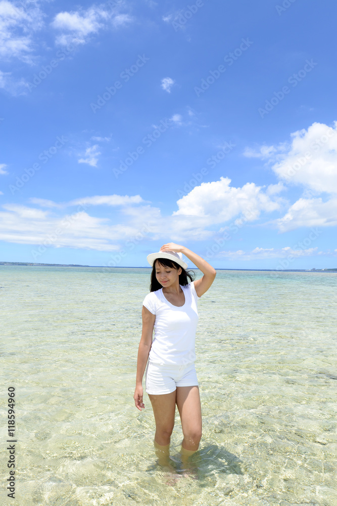 南国沖縄の美しいビーチで寛ぐ女性 南国沖縄の美しいビーチで寛ぐ女性