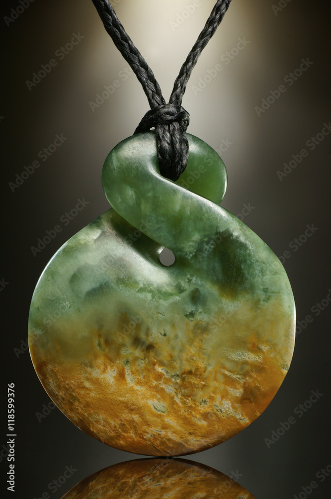 Jade Maori Symbol Schmuck Twist Pikorua aus Neuseeland. Stock Photo | Adobe  Stock