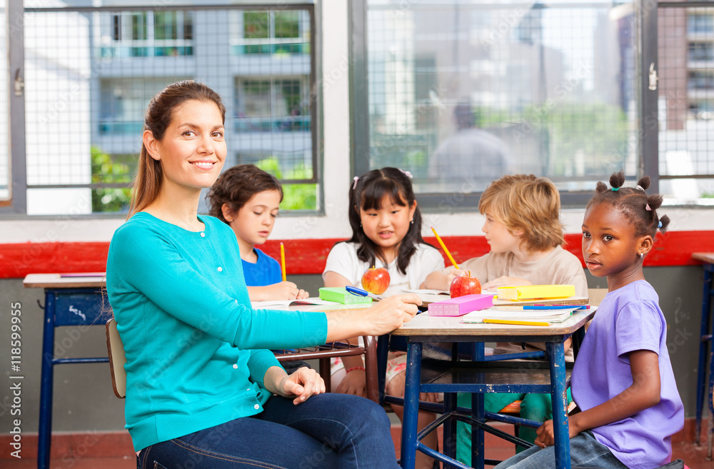 Obraz premium Multi ethnic classroom with teacher