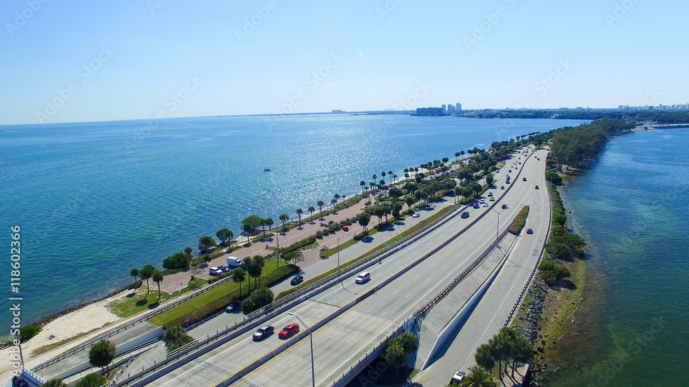 Obraz premium Vehicles travel along the Rickenbacker Causeway in Miami