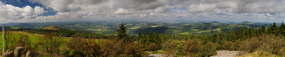 Fototapeta premium Panorama der Rhön vom Gipfel der Wasserkuppe