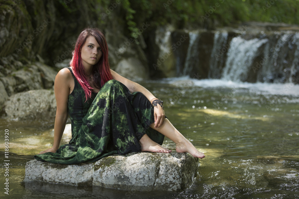 Edelfräulein vor idyllischem Wasserfall Edelfräulein vor idyllischem Wasserfall