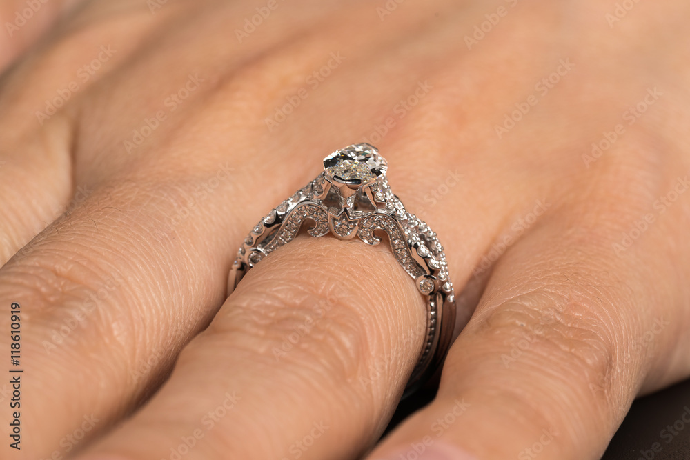 Obraz premium A woman hand wearing a diamond ring