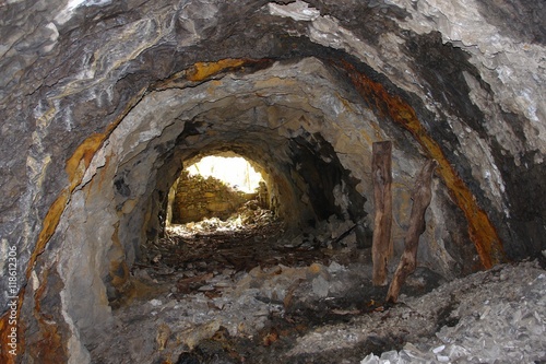 Colorido interno de las paredes de una mina de hulla photo