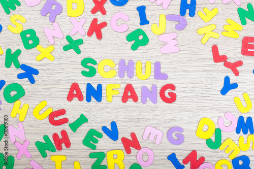 Bunter Buchstabensalat mit Wort Schulanfang