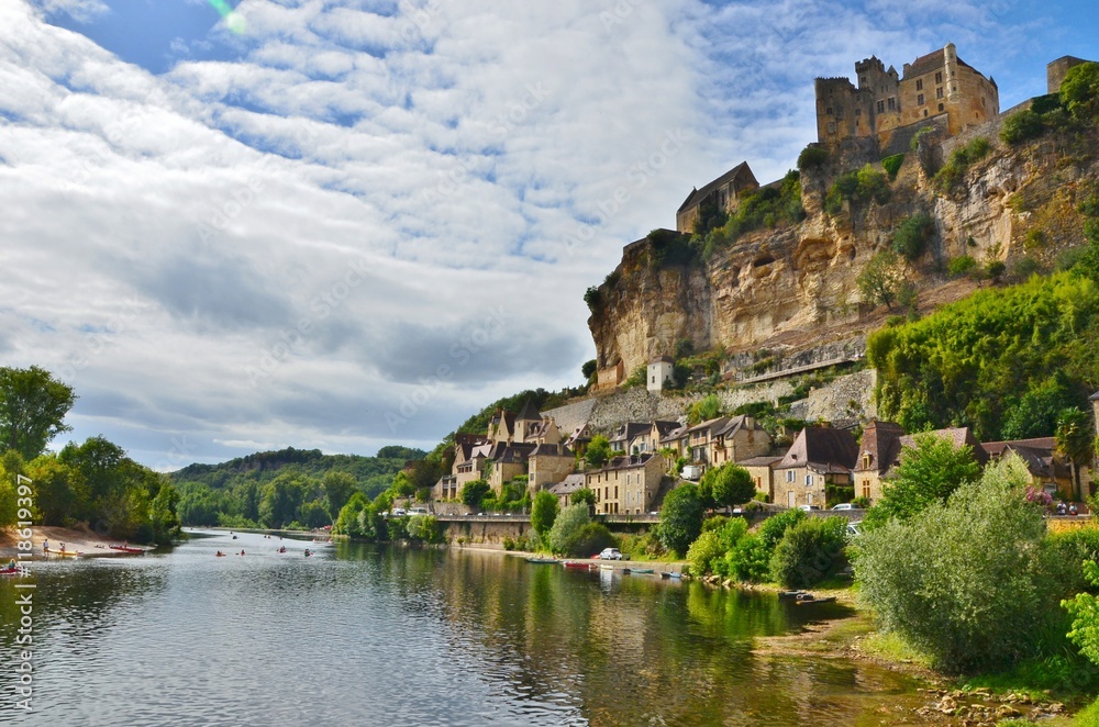 historische Altstadt an den Ufern der Dordogne in Frankreich historische Altstadt an den Ufern der Dordogne in Frankreich