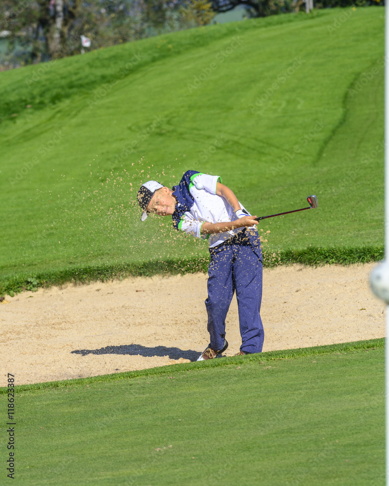 Obraz premium jugendlicher Golfer beim Bunkerschlag