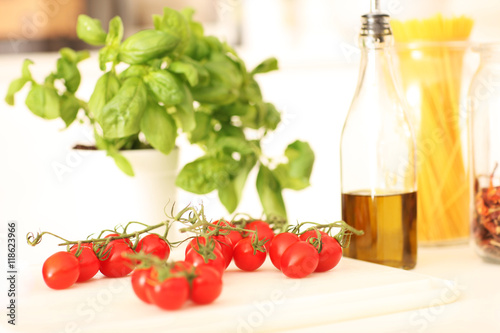 frische rote Tomaten mit Basilikum