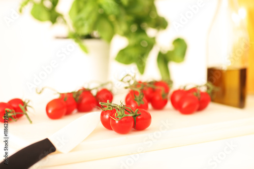 frische rote Tomaten mit Basilikum