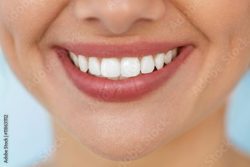 Zbliżenie Piękny Uśmiech Z Białymi Zębami. Kobieta Usta Uśmiecha Się. Obraz w wysokiej rozdzielczości