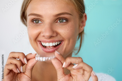 Photo Smiling Woman With Beautiful Smile Using Teeth Whitening Tray
