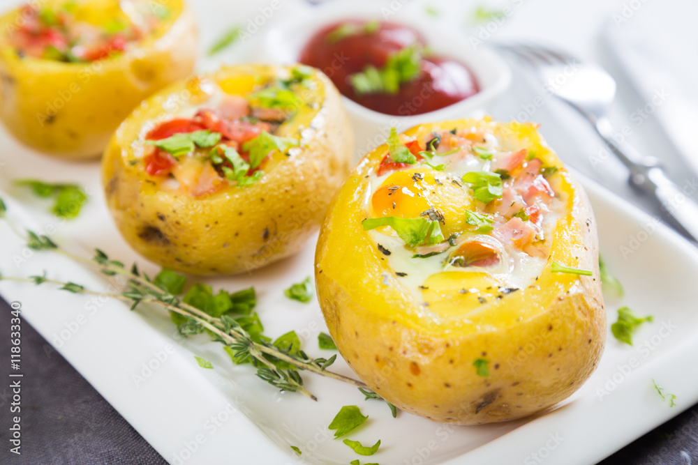 Potatoes stuffed with bacon, greens and eggs Potatoes stuffed with bacon, greens and eggs