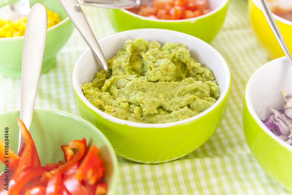 Avocadocreme - Guacamole und andere Rohkost in Dipschälchen
