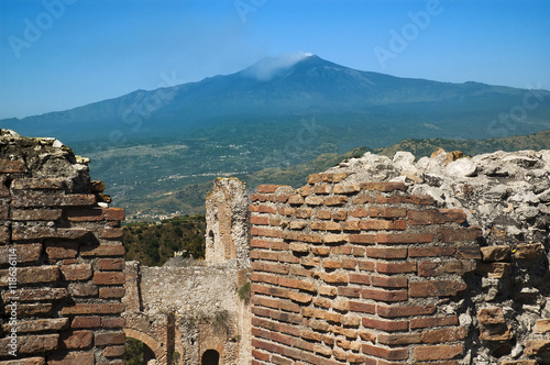 El Volcán Etna visto desde El Teatro Griego de Taormina, Sicilia. Italia. photo