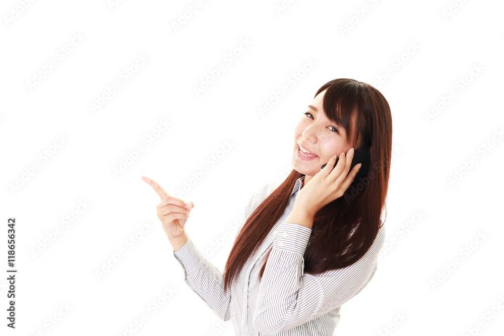 スマートフォンで通話中の女性 スマートフォンで通話中の女性