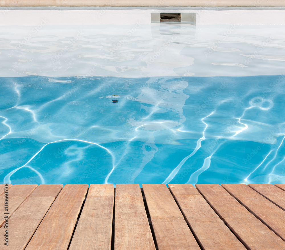 margelle bois, bordure et skimmer de piscine Stock Photo