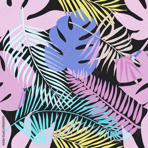 Tapety Tropikalne egzotyczne kwiaty i rośliny z zielonymi liśćmi palmowymi.