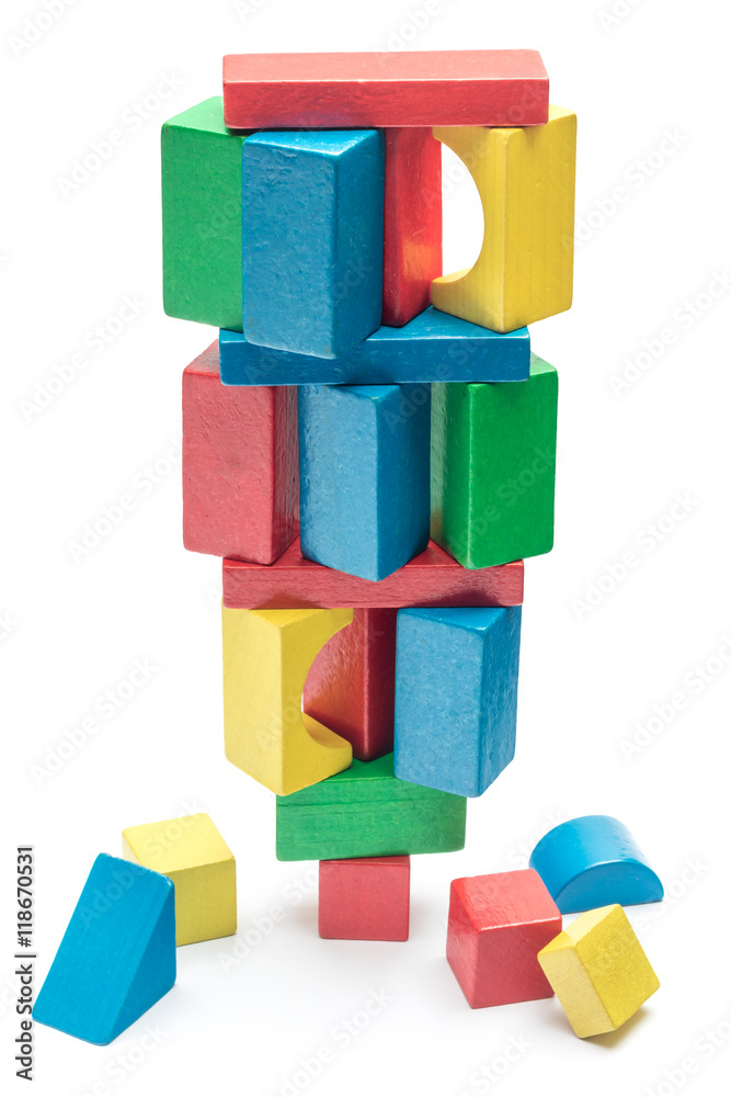 Wackliger Turm aus bunten Holzbausteinen Wackliger Turm aus bunten Holzbausteinen