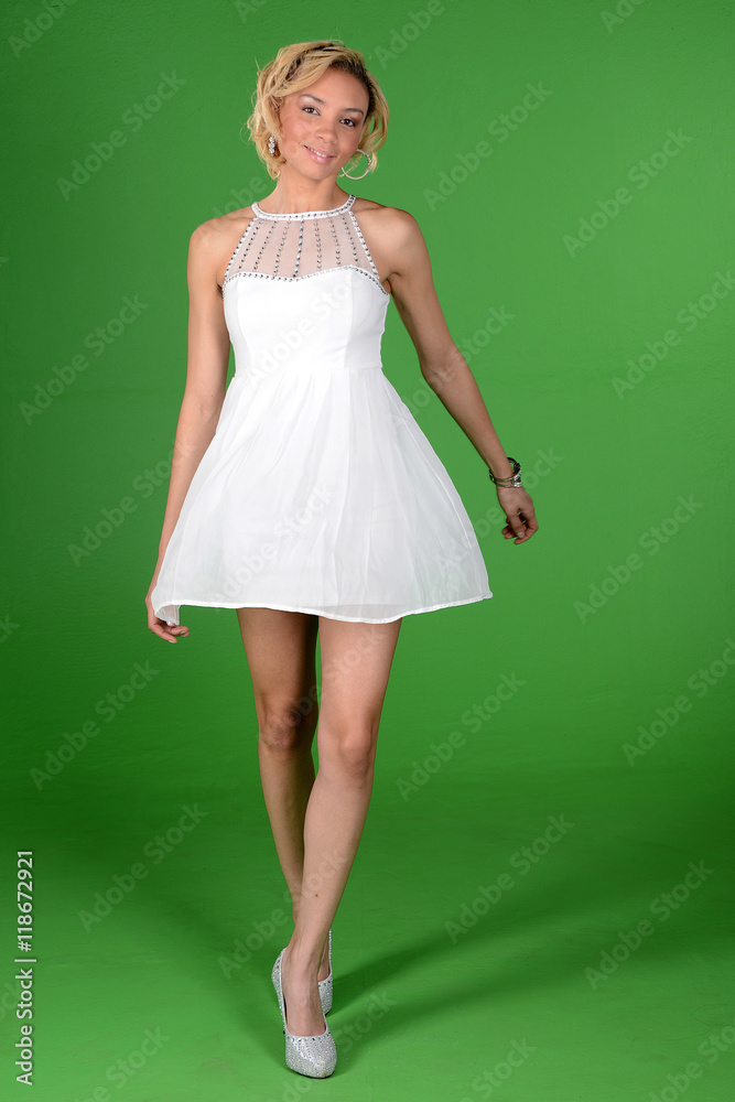 Naklejka premium Beautiful blond lady posing in front of green screen