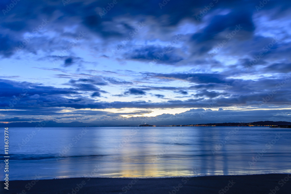 夕暮れ　砂浜　江の島