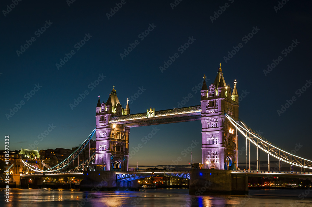 Obraz premium Tower bridge just before dawn, sunrise crossing the river Thames on a clear night in London, England, UK, Europe