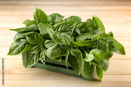 Canvastavla Bunch of fresh basil on wooden table
