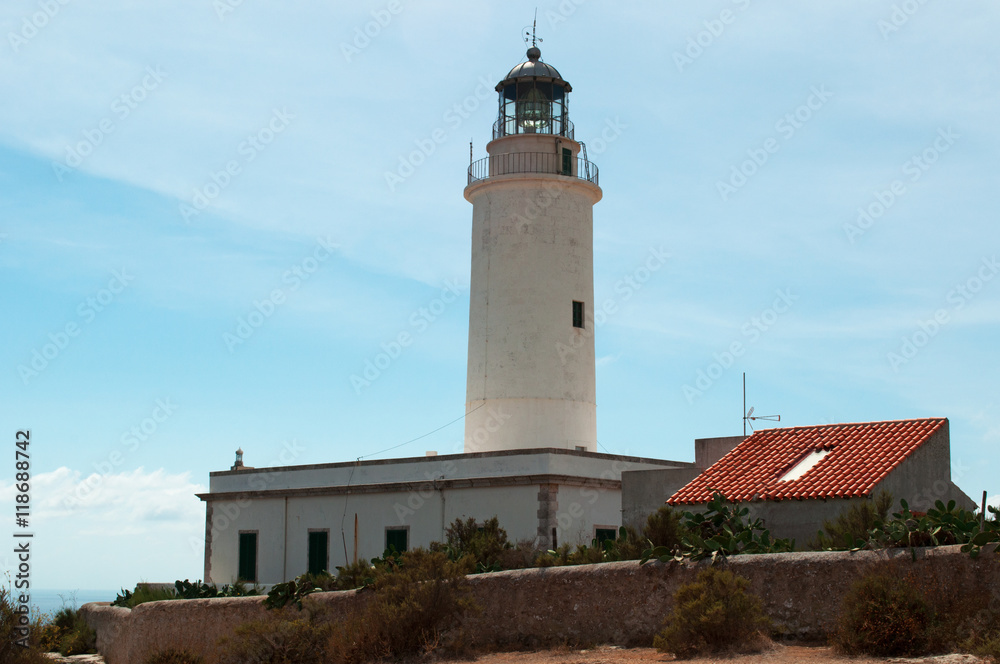 Fomentera, Isole Baleari: vista del Faro de La Mola il 3 settembre 2010. Il Faro de La Mola, sulla cima di una spettacolare scogliera, fu esso in funzione nel 1861 Fomentera, Isole Baleari: vista del Faro de La Mola il 3 settembre 2010. Il Faro de La Mola, sulla cima di una spettacolare scogliera, fu esso in funzione nel 1861