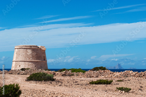 Fomentera, Isole Baleari: costa della Torre de La Gavina, costruita nel 1763 per controllare la costa ovest dell’isola, il 2 settembre 2010