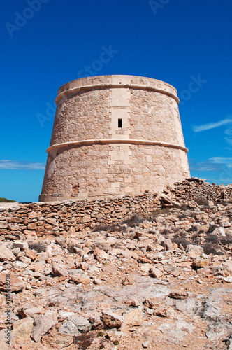 Fomentera, Isole Baleari: costa della Torre de La Gavina, costruita nel 1763 per controllare la costa ovest dell’isola, il 2 settembre 2010