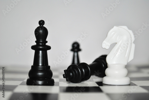 Шах и мат/ Шахматные фигуры на шахматном поле, классические черные и белые