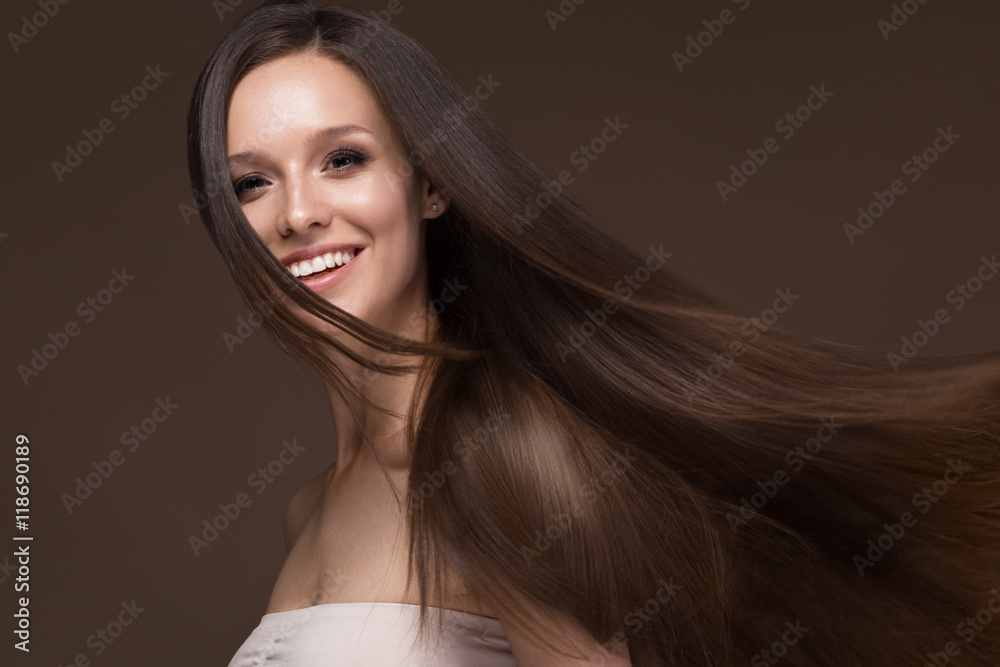 Φωτογραφία Beautiful brunette girl in move with a perfectly smooth hair, and classic make-up
