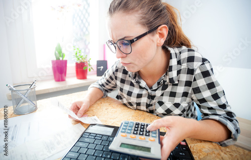 Εκτύπωση καμβά Woman calculating and paying bills in home office