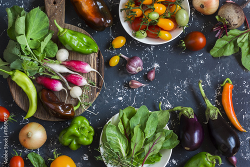Foto Assortment of fresh vegetables - tomatoes, radishes, eggplant, beets, peppers, garlic, onion, spinach