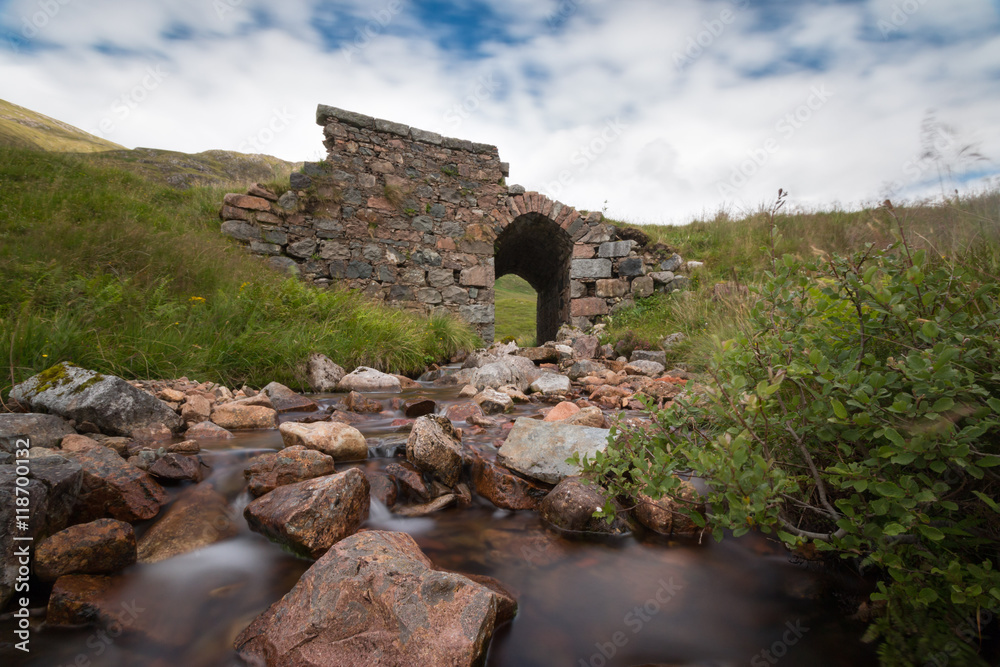 Fluss mit Steinbrücke im Glen Coe Tal, Highlands, Schottland