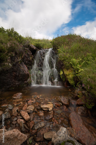Liebliche Wasserf  lle in Glen Coe  Highlands  Schottland