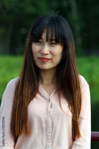 Портрет азиатской девушки в летнем саду