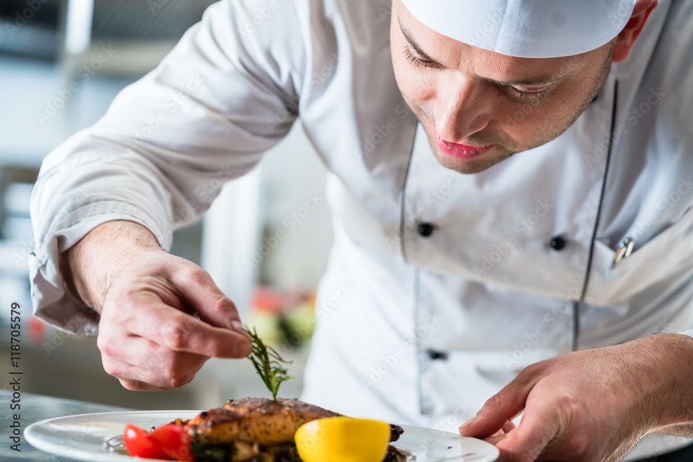 Wunschmotiv: Koch oder Küchenchef beim Essen anrichten in Restaurant Küche #118705579