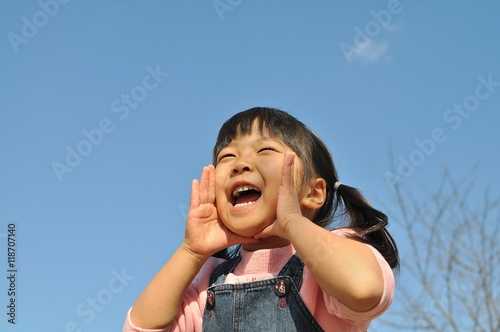 青空で叫ぶ女の子