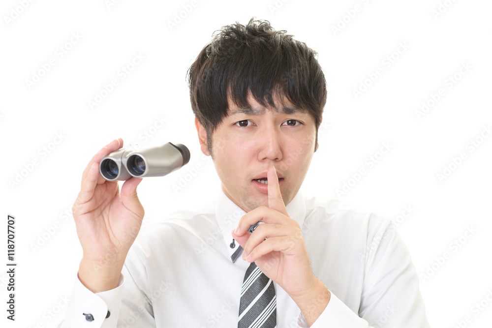 双眼鏡を持つ男性