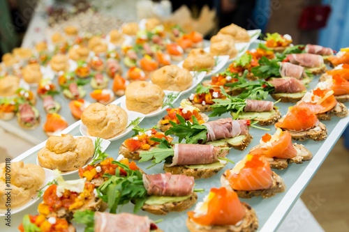 Фуршетный стол с деликатесами и закусками. Кейтеринг. Catering photo