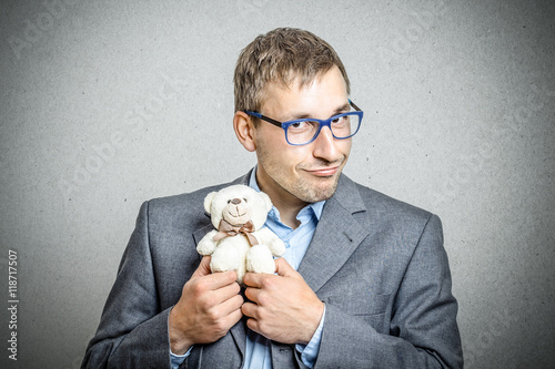 Mann im Sakko hält Teddybär photo