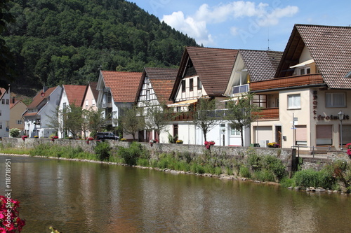Häuser an einem Fluss