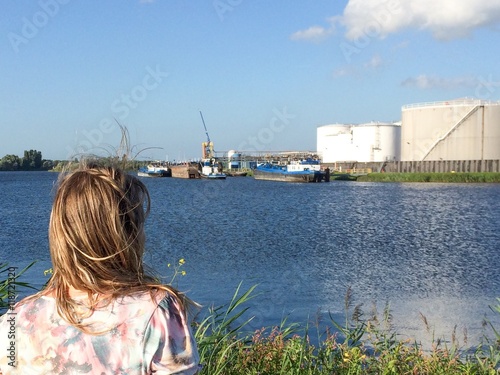 Frau schaut einen Hafen an photo