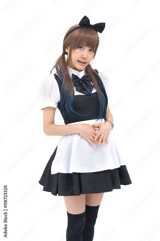 女性モデルが、メイド服を着て立っています。この画像の背景は、白です。 女性モデルが、メイド服を着て立っています。この画像の背景は、白です。